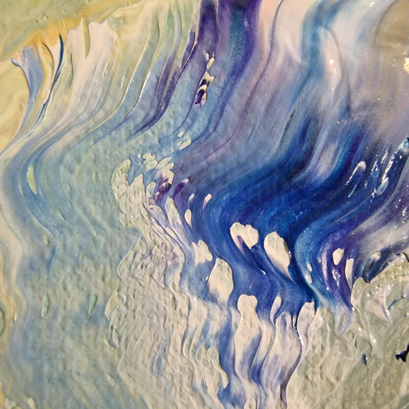 This is not watercolor, but oil painting. Not painting, but directing pigment. You would normally see transitions like these in watercolor, but I create them with oil. What emerges is a completely new viewing experience - something that does not occur in oil painting in this form.